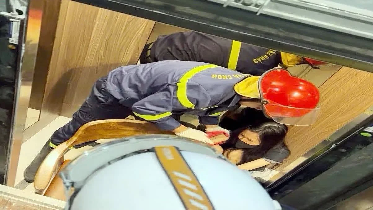 Cảnh sát PCCC và CNCH giải cứu người dân mắc kẹt trong thang máy tầng 7