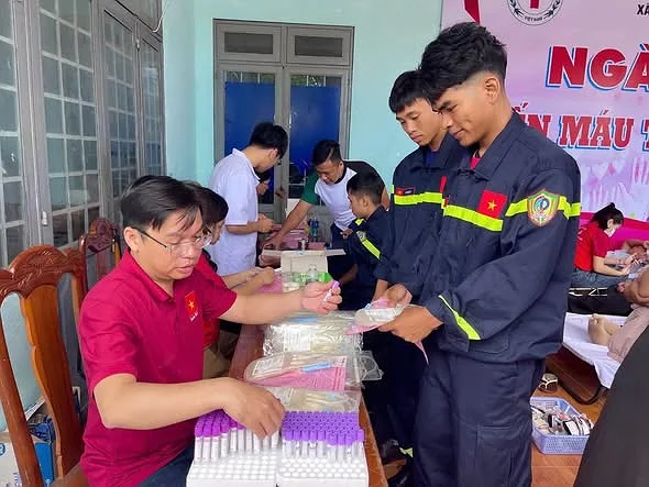 🚒 CẢNH SÁT PCCC VÀ CNCH TÍCH CỰC HIẾN MÁU TÌNH NGUYỆN, HƯỚNG TỚI KỶ NIỆM 65 NĂM NGÀY TRUYỀN THỐNG LỰC LƯỢNG CẢNH SÁT PCCC VÀ CNCH VÀ 25 NĂM NGÀY TOÀN DÂN PCCC VÀ CNCH.