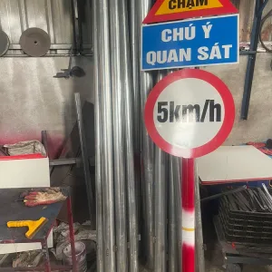 Biển cảnh báo quy định tốc độ, chú ý quan sát